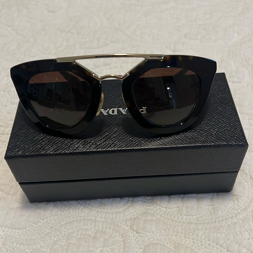 Preloved Prada sunglasses in very good condition comes with case